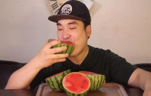 伦敦吃瓜网红是谁呀图片,揭秘伦敦网红“吃瓜达人”之谜