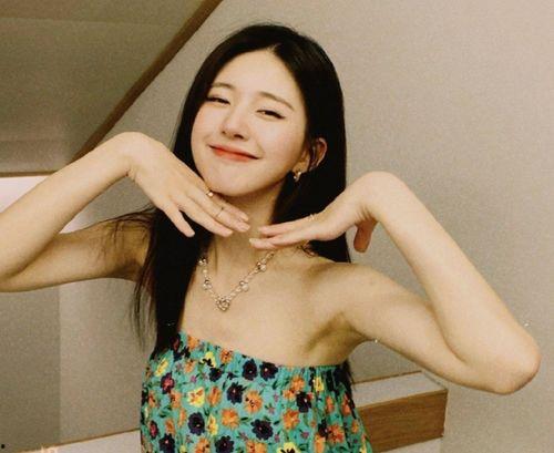 赵露思背景娱乐圈爆料,从青涩少女到当红小花，背后的故事与成长