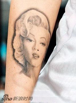 网红推特女吃瓜纹身图片