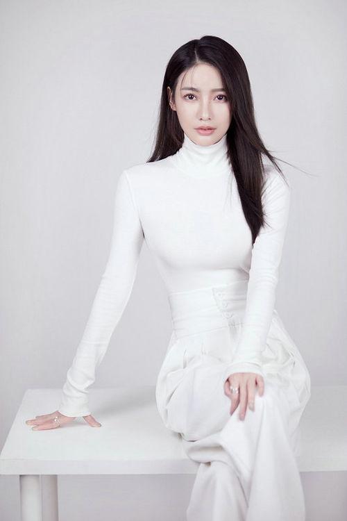 娱乐圈经纪人爆料白鹿,娱乐圈经纪人揭露背后的明星成长之路